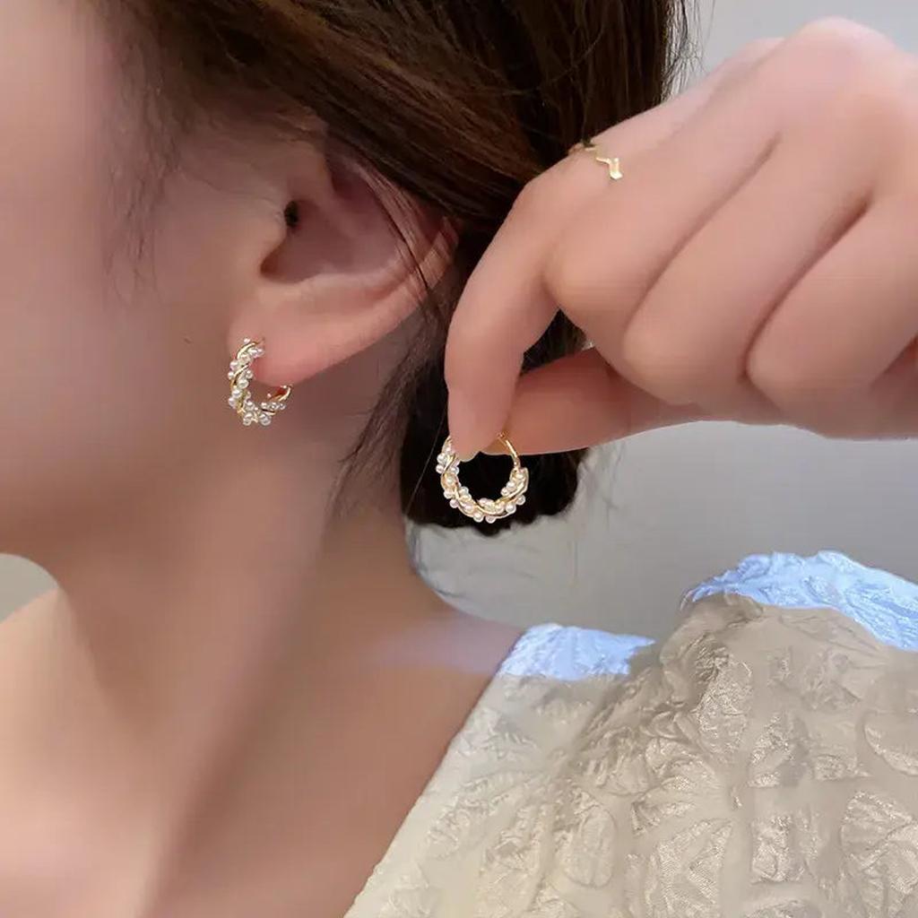Elegante Ohrringe aus runden Perlen