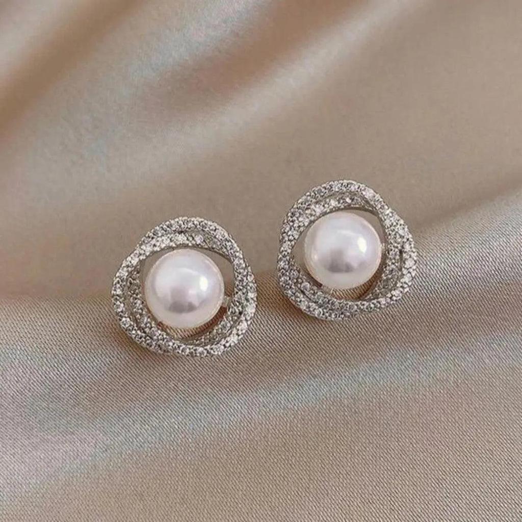 Glänzende Spiralohrringe mit eleganten Perlen
