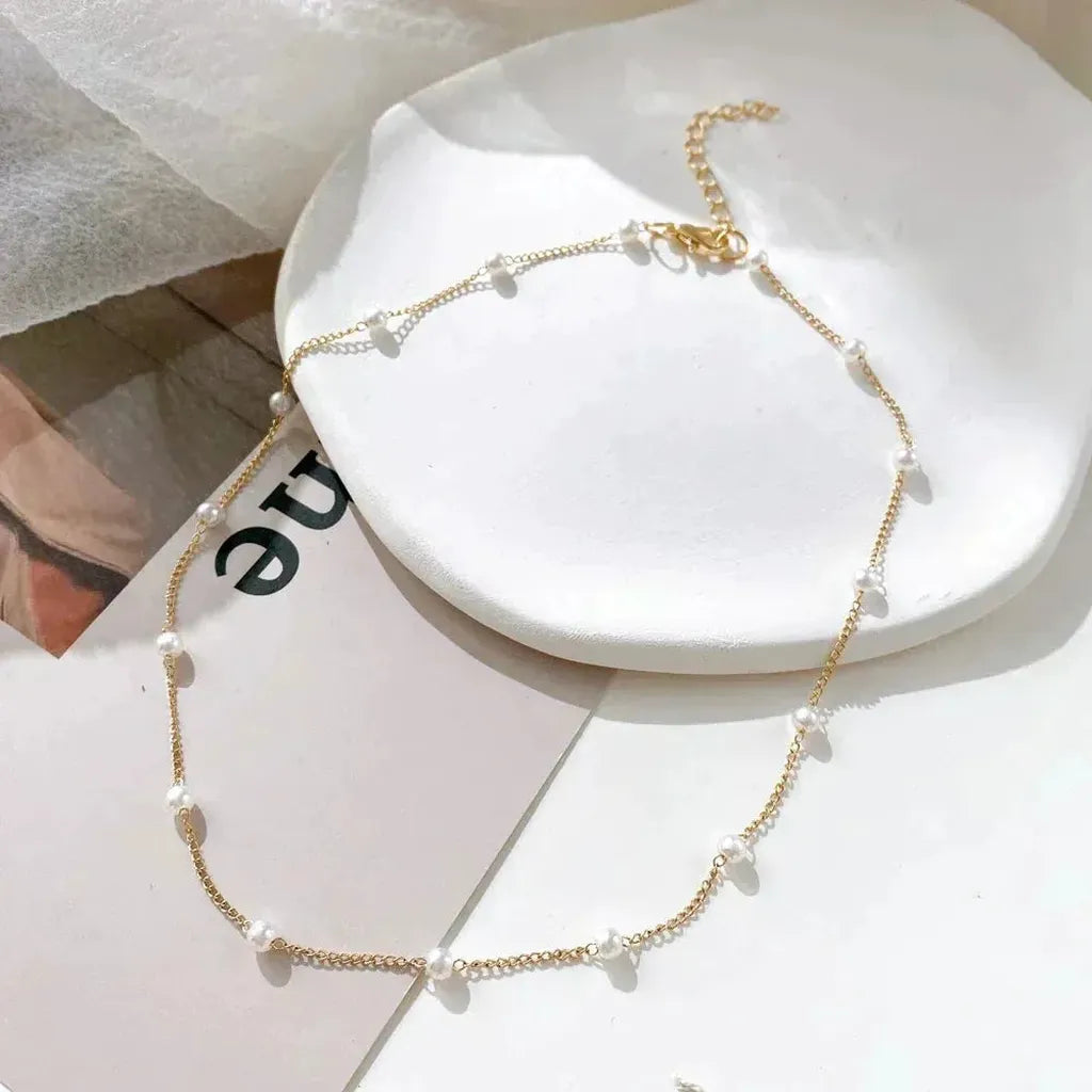 Kleine Halskette aus Perlen in Gold