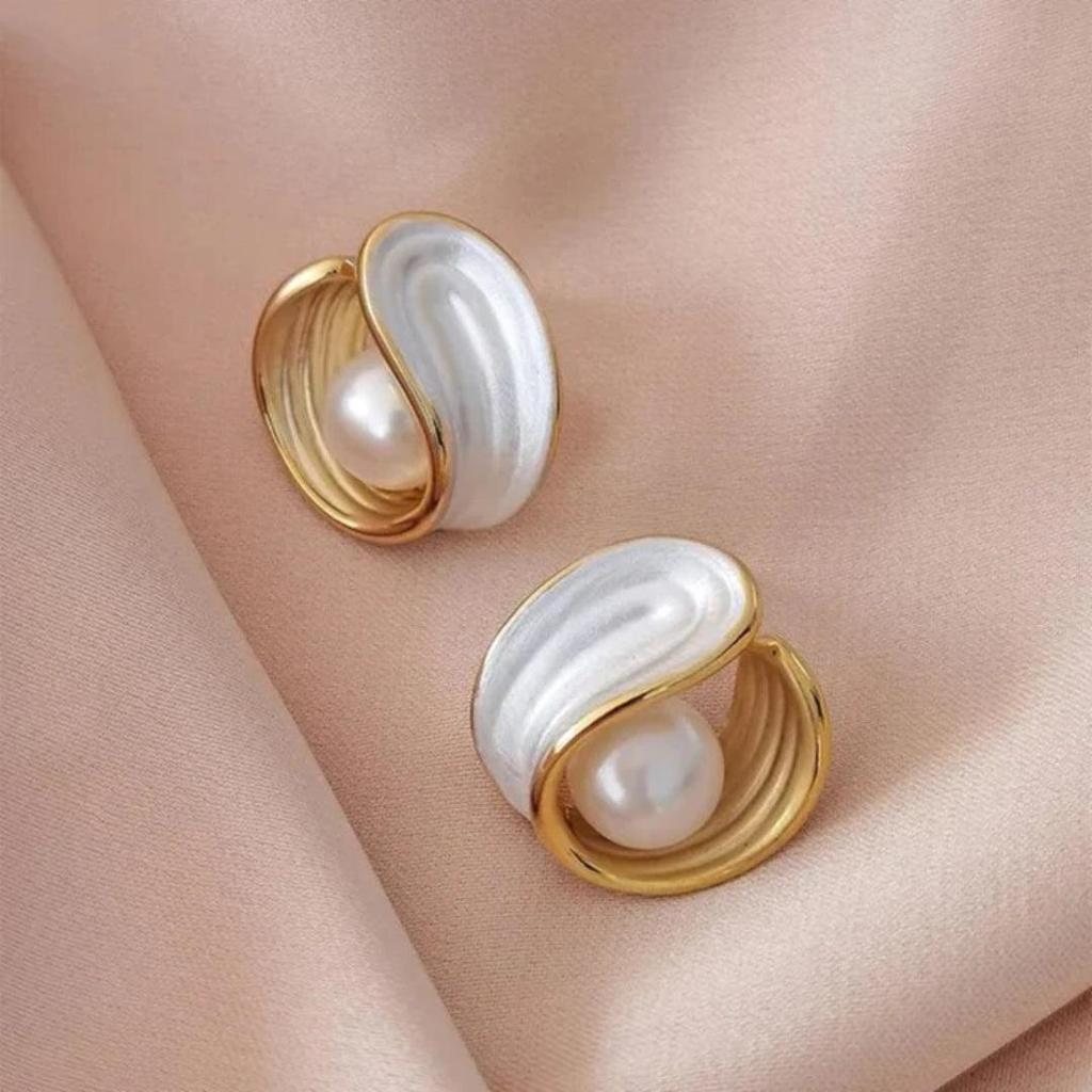 Luxuriöse hängende Ohrringe mit weissem Opal und Perlen in Gold