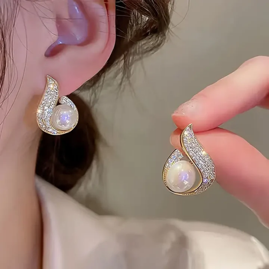 Ohrringe mit Brillanten und glänzenden Perlen