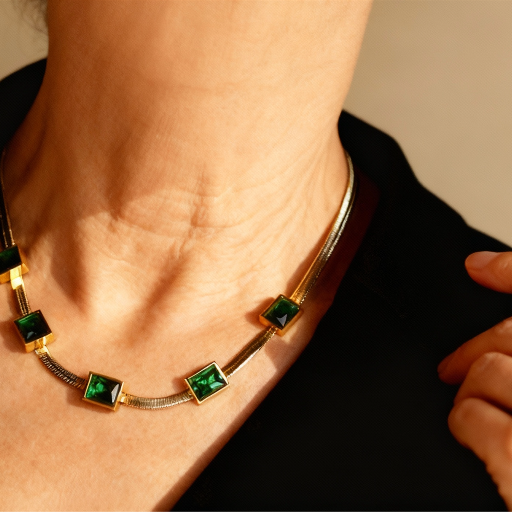 Retro-Halskette mit grünem Edelstein