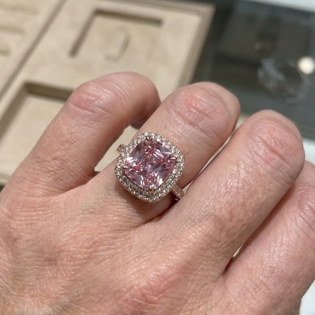Ring im Kissenschliff mit rosa Saphir | Weissgold