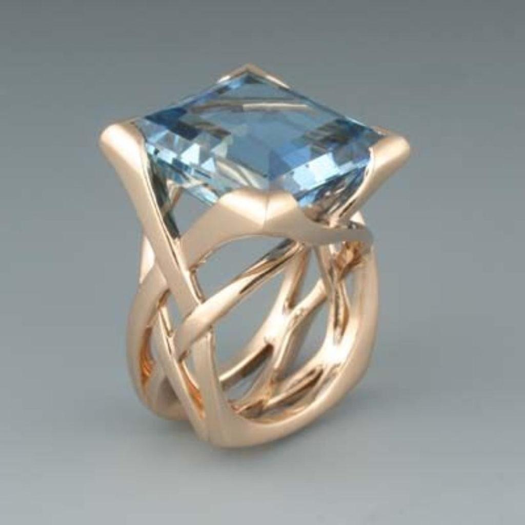 Vintage-Ring aus Roségold mit blauen Brillanten