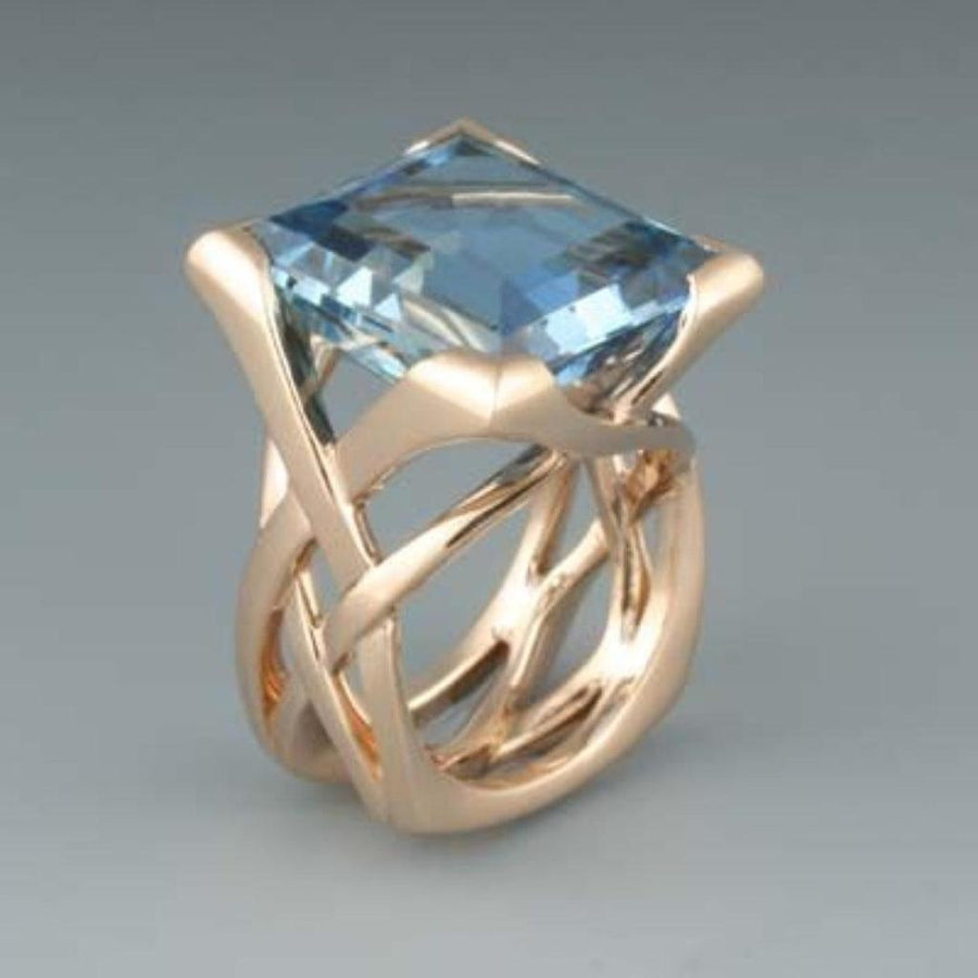 Vintage-Ring aus Roségold mit blauen Brillanten
