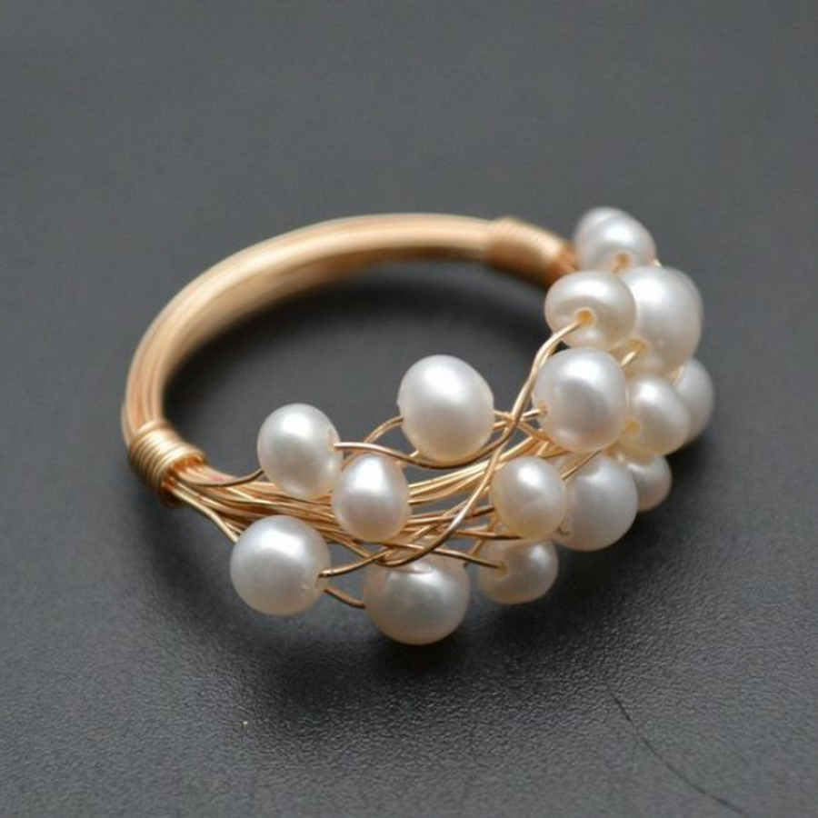 Vintage-Ring mit leuchtenden Perlen