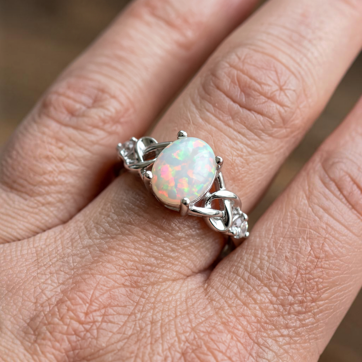 Weissgoldring mit weissem Opal und keltischen Knoten